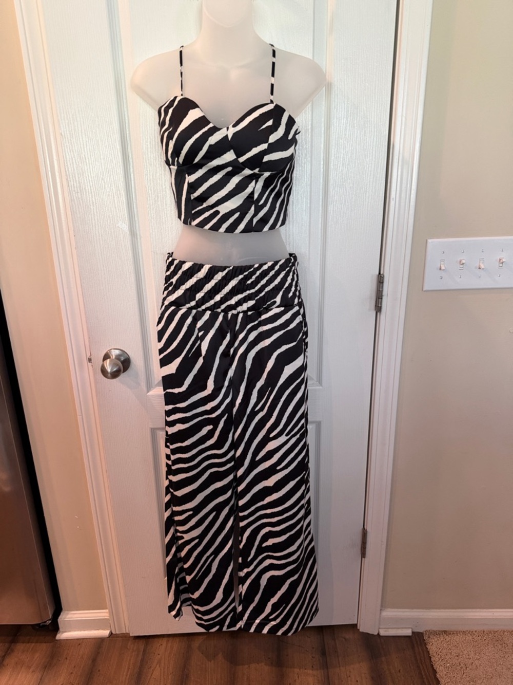 🖤Black and White Zebra Print 2 Piece Set
🤍Size Large 
🦓NWT🦓